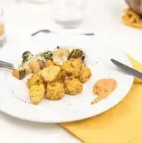 Boulettes de céréales, sauce caviar de tomates séchées et légumes d’hiver rôtis au four.